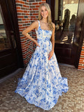 Vestido longo de baile azul com estampa floral em cetim, decote quadrado e corte evasê