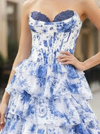 Abito da ballo blu floreale senza spalline in chiffon con corsetto e balze, con spacco