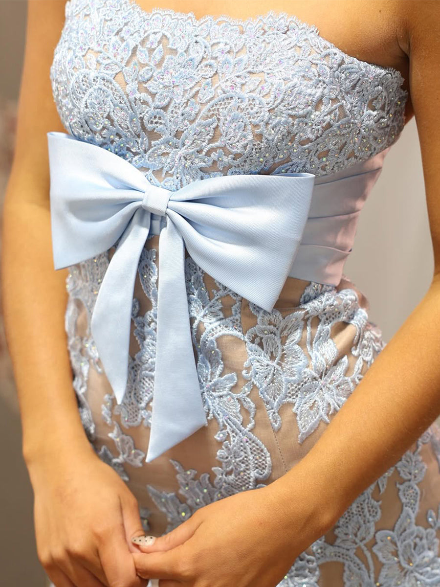 Blaues Spitzen Trägerloses Satin-Schleifen-Abschlussballkleid mit Schlitz