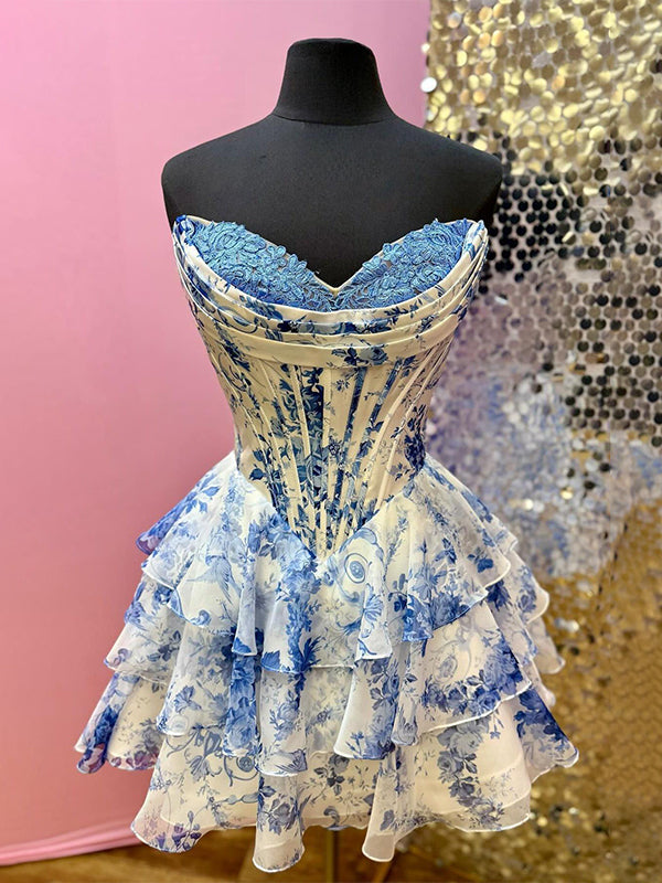 Vestido curto para festa de formatura evasê tomara que caia com decote coração, apliques e camadas