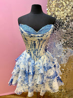 Vestido curto para festa de formatura evasê tomara que caia com decote coração, apliques e camadas