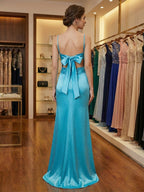 Vestido longo de baile azul cetim com corpete bordado e decote em V em A