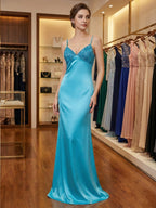 Vestido longo de baile azul cetim com corpete bordado e decote em V em A