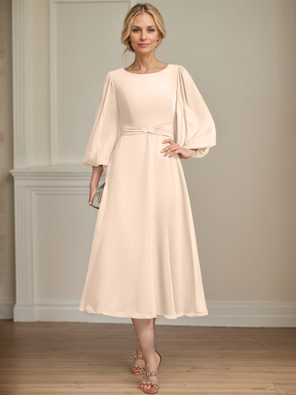 A-Linien Rundhals Tee-Länge Chiffon Kleid für die Brautmutter mit Kristallbrosche und Plissees