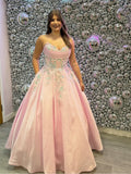 Zartrosa Blumen besticktes trägerloses Satin-Abschlussballkleid mit Taschen