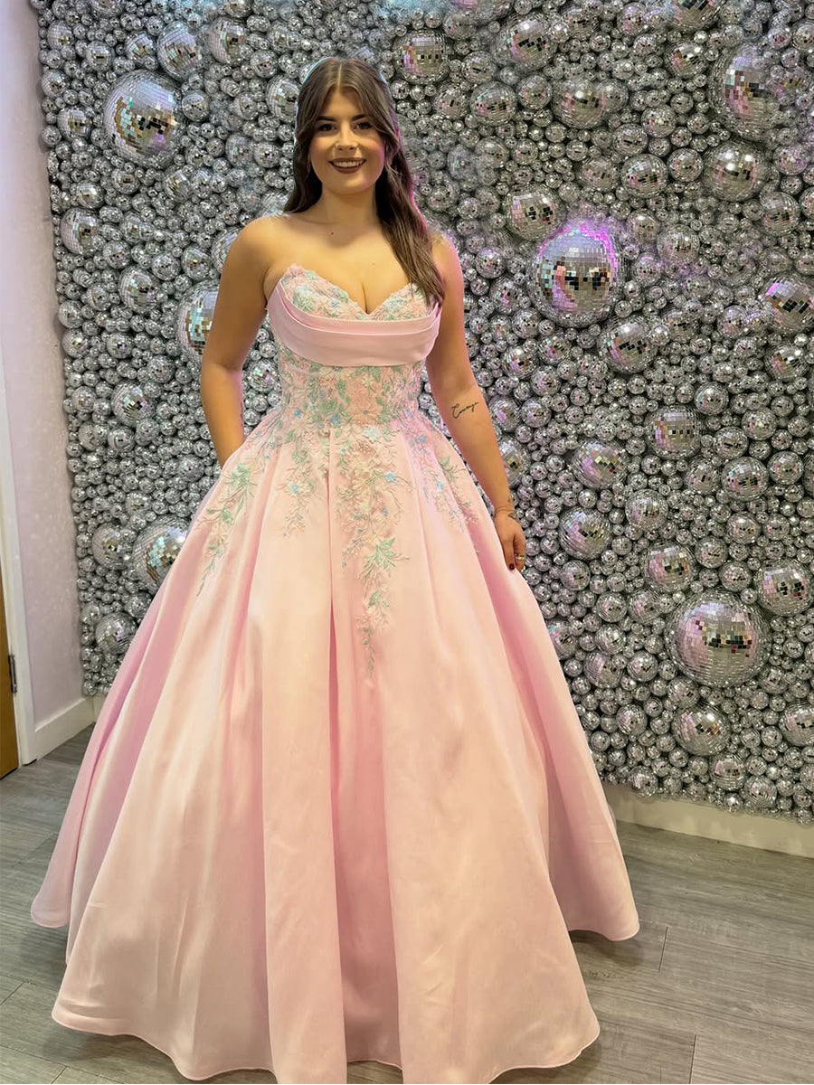 Zartrosa Blumen besticktes trägerloses Satin-Abschlussballkleid mit Taschen