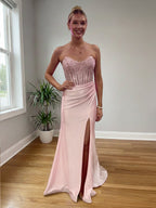 Robe de bal bustier rose blush avec corset et fente haute sur la cuisse