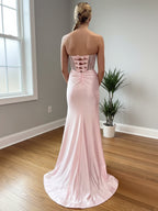 Robe de bal bustier rose blush avec corset et fente haute sur la cuisse