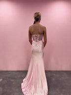 Robe de bal bustier rose blush avec corset et fente haute sur la cuisse