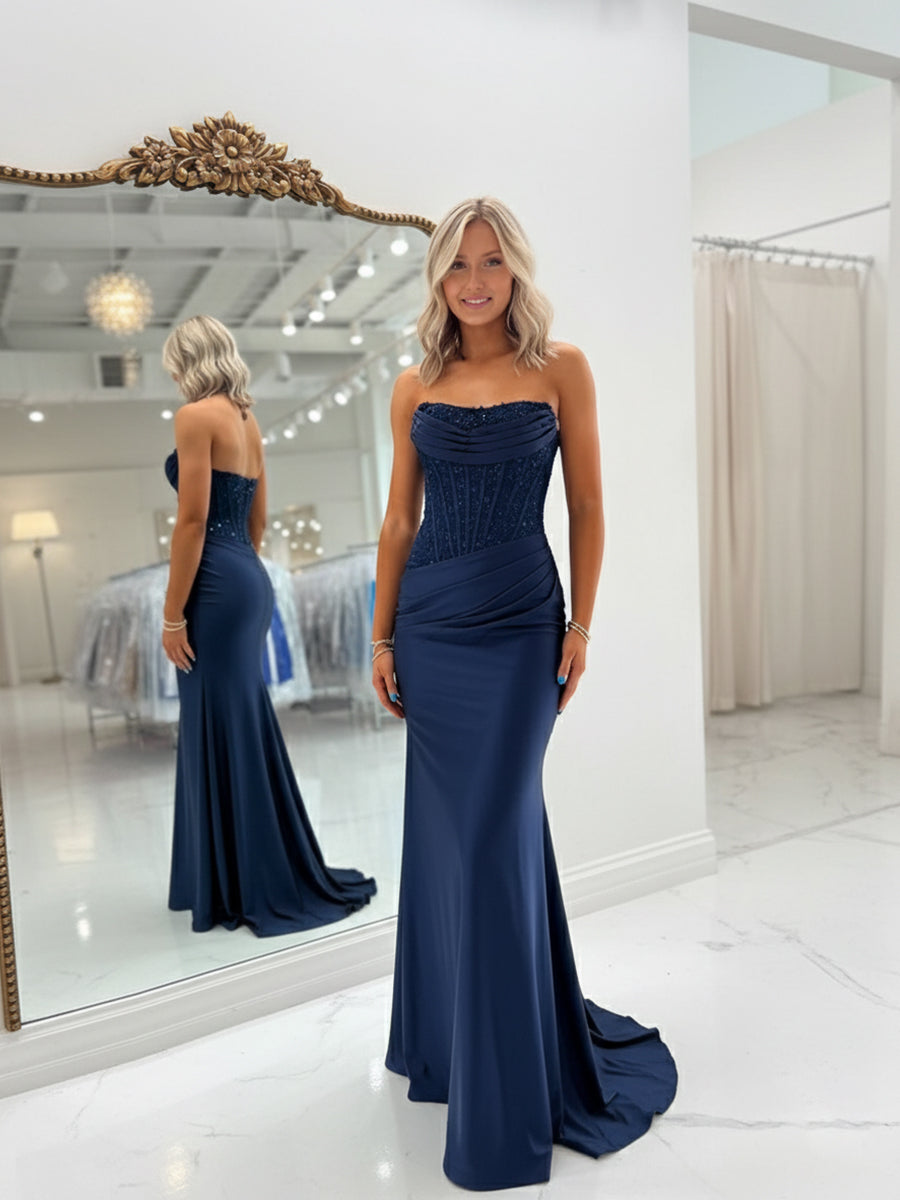 Robe de bal longue satin moulante, col arrondi, avec appliques
