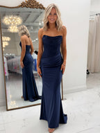 Robe de bal longue satin moulante, col arrondi, avec appliques