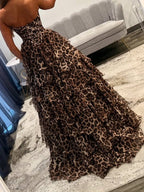 Robe de bal longue marron à volants superposés imprimé léopard