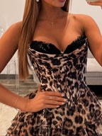 Robe de bal longue marron à volants superposés imprimé léopard