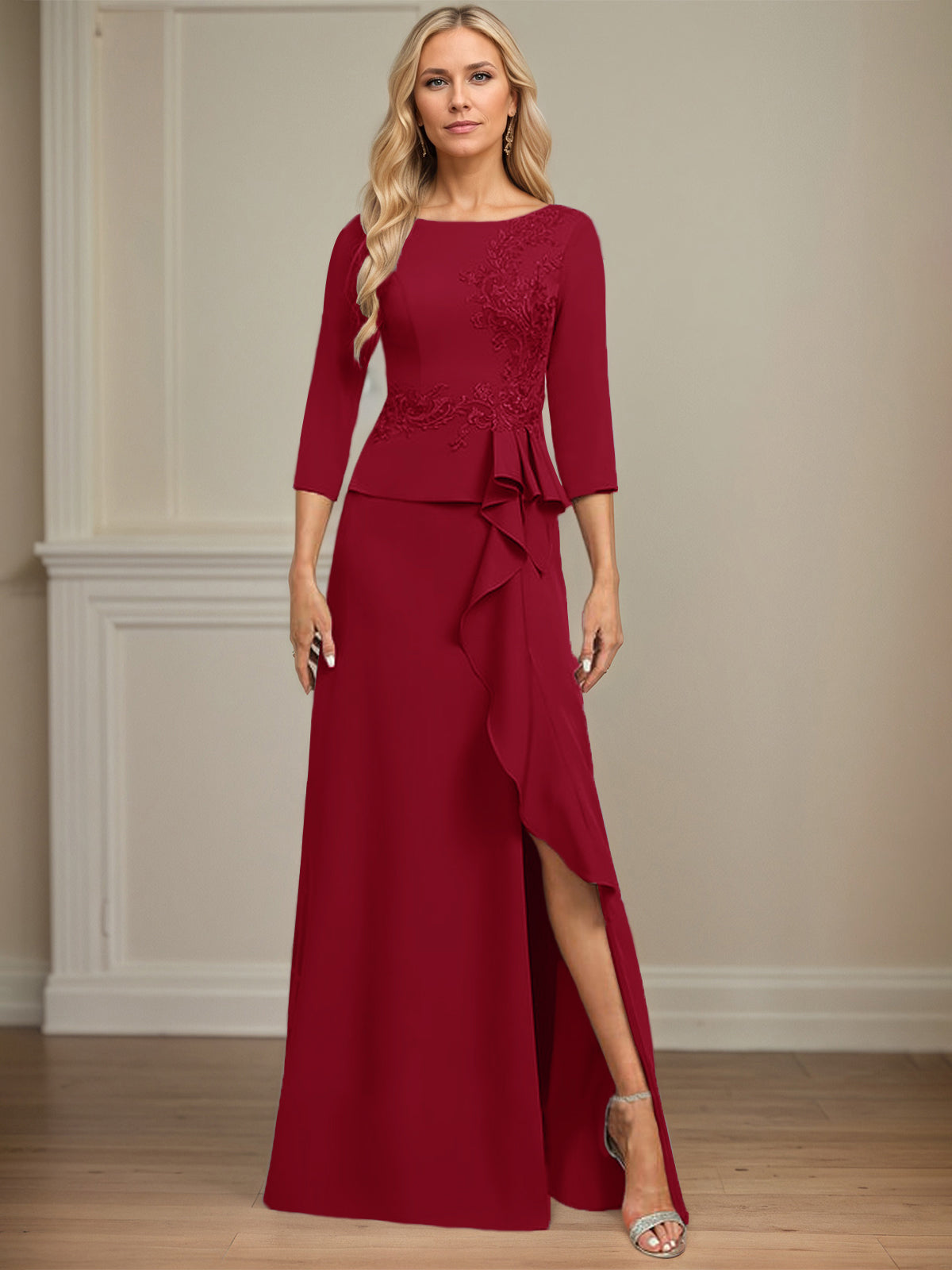 Eng anliegendes bodenlanges Kleid aus Stretch-Crêpe mit Rundhalsausschnitt, Säulenschnitt und kaskadierenden Rüschen-Applikationen