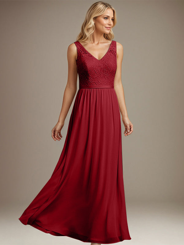 Abito da madre della sposa in chiffon e pizzo blu polvere a linea A, scollo a V e lunghezza fino a terra