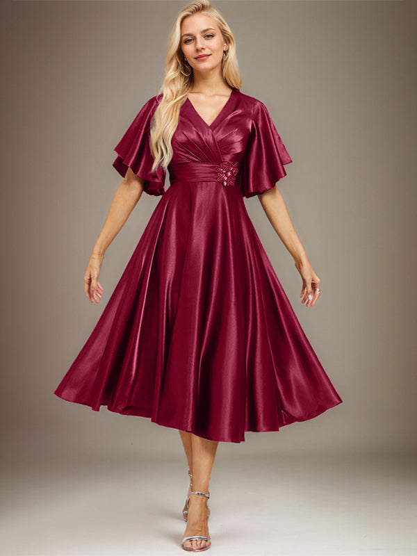 A-Linien V-Ausschnitt knielanges Stretch-Satin-Mutter-der-Braut-Kleid mit Perlen und Falten