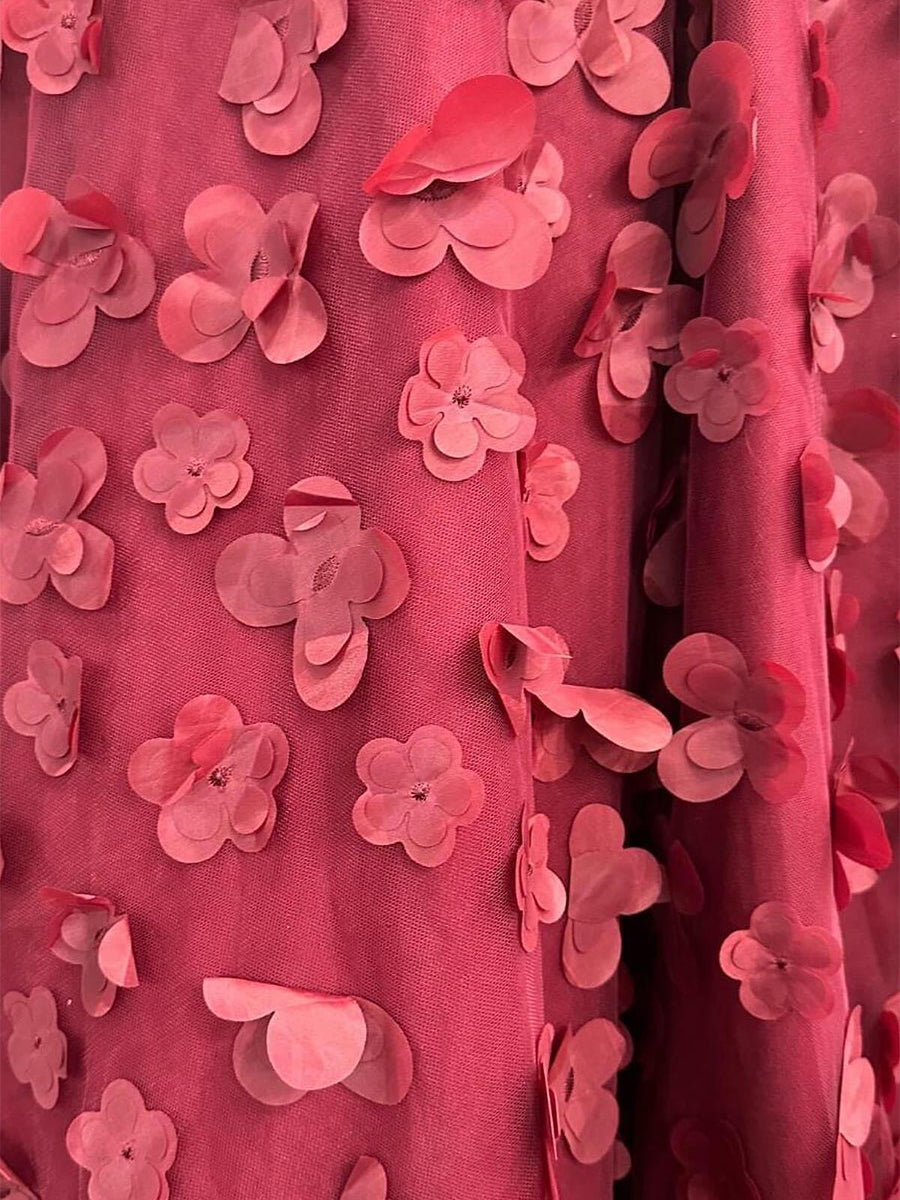 Robe de bal bordeaux avec corset et appliqué floral 3D, fente