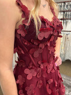 Robe de bal bordeaux avec corset et appliqué floral 3D, fente