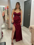 Robe de bal bordeaux satin à bretelles spaghetti froncée avec fente haute