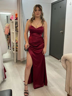 Robe de bal bordeaux satin à bretelles spaghetti froncée avec fente haute