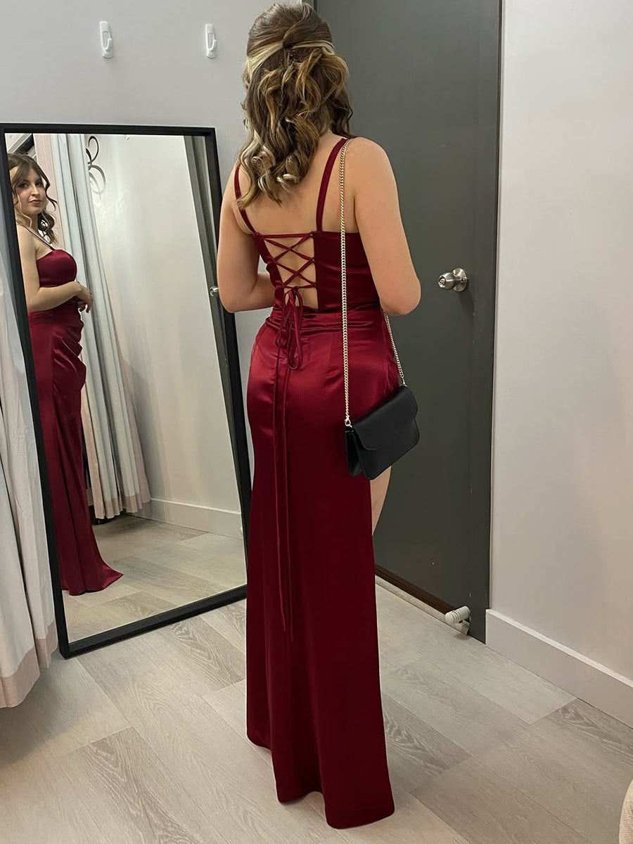 Robe de bal bordeaux satin à bretelles spaghetti froncée avec fente haute