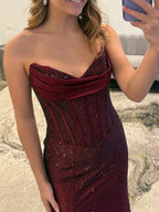 Robe de bal bordeaux scintillante avec corset et col bénitier avec fente