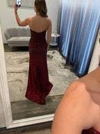 Robe de bal bordeaux scintillante avec corset et col bénitier avec fente