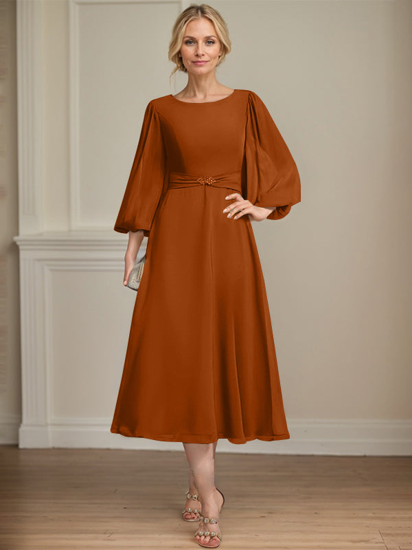 A-Linien Rundhals Tee-Länge Chiffon Kleid für die Brautmutter mit Kristallbrosche und Plissees