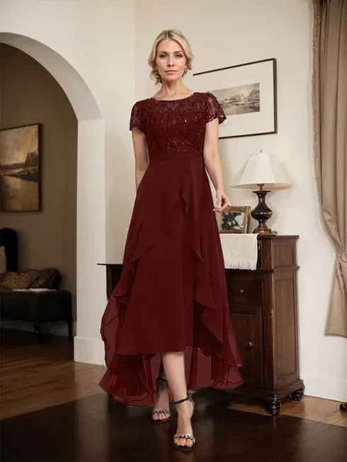 Robe mère de la mariée en chiffon et dentelle, ligne A, encolure dégagée illusion, asymétrique, avec nœud, volants et sequins