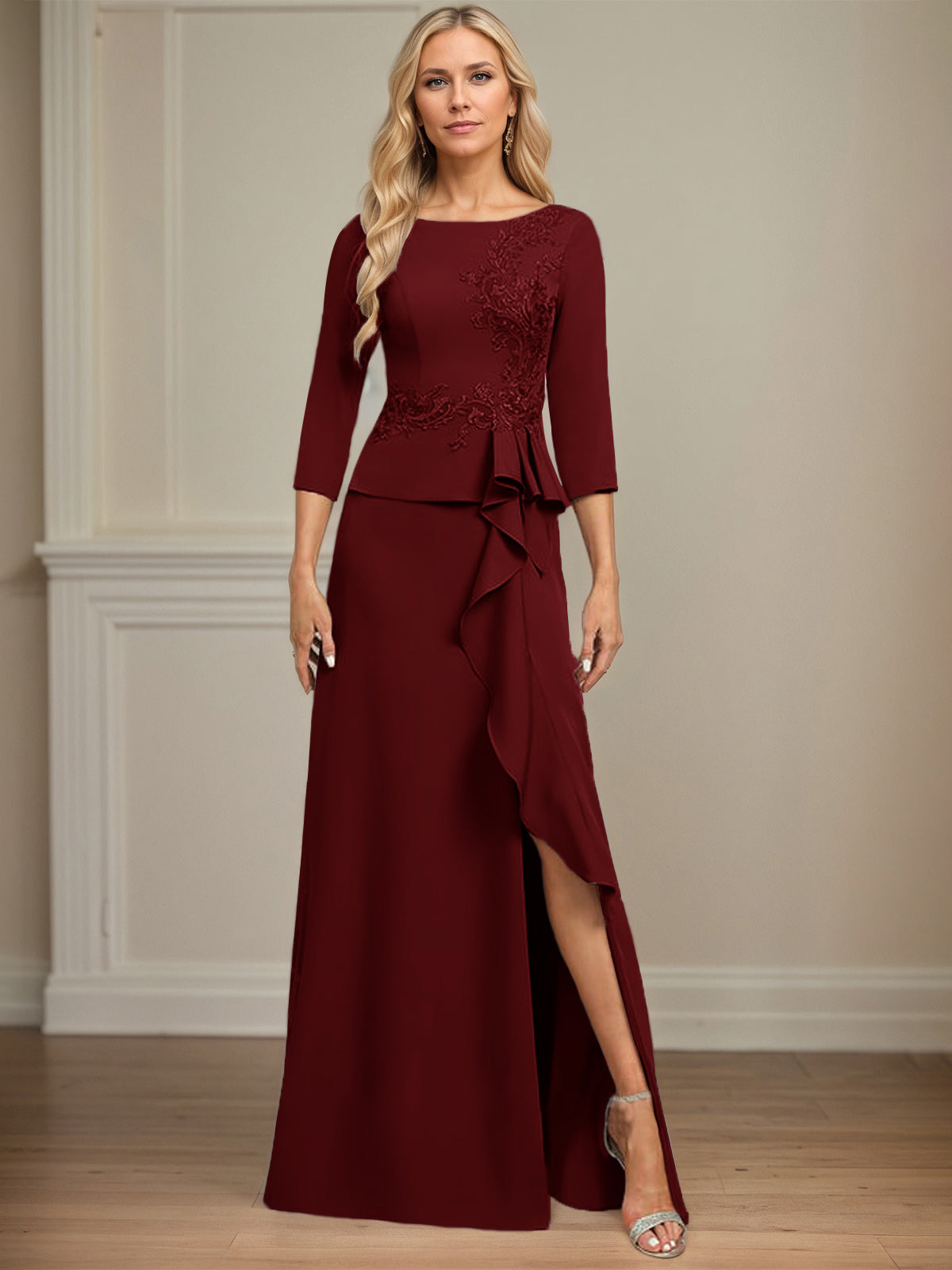 Eng anliegendes bodenlanges Kleid aus Stretch-Crêpe mit Rundhalsausschnitt, Säulenschnitt und kaskadierenden Rüschen-Applikationen