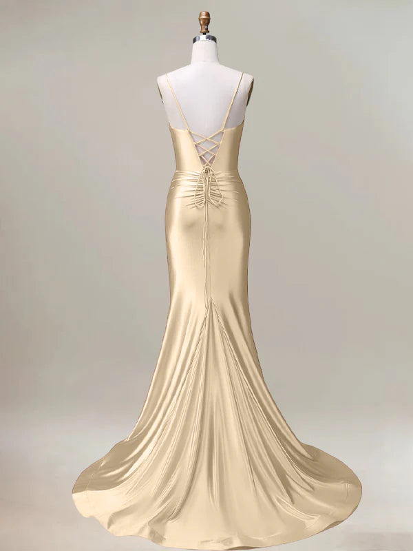 Champagnerfarbenes Meerjungfrauen-Abschlussballkleid mit Spaghettiträgern, plissiert und mit Schlitz