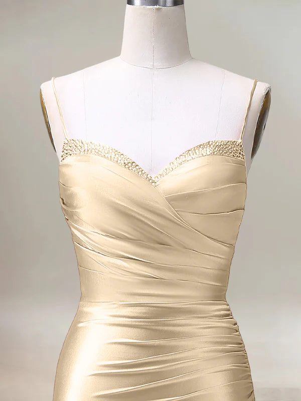 Champagnerfarbenes Meerjungfrauen-Abschlussballkleid mit Spaghettiträgern, plissiert und mit Schlitz