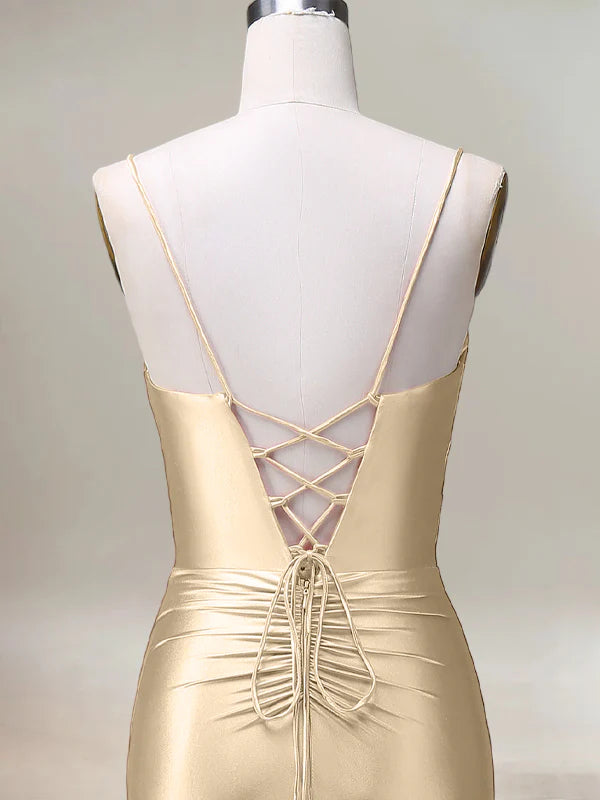 Champagnerfarbenes Meerjungfrauen-Abschlussballkleid mit Spaghettiträgern, plissiert und mit Schlitz