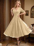 Robe de mère de la mariée en tulle et dentelle ligne A col en V longueur thé avec plis