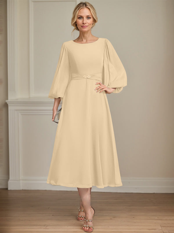 A-Linien Rundhals Tee-Länge Chiffon Kleid für die Brautmutter mit Kristallbrosche und Plissees