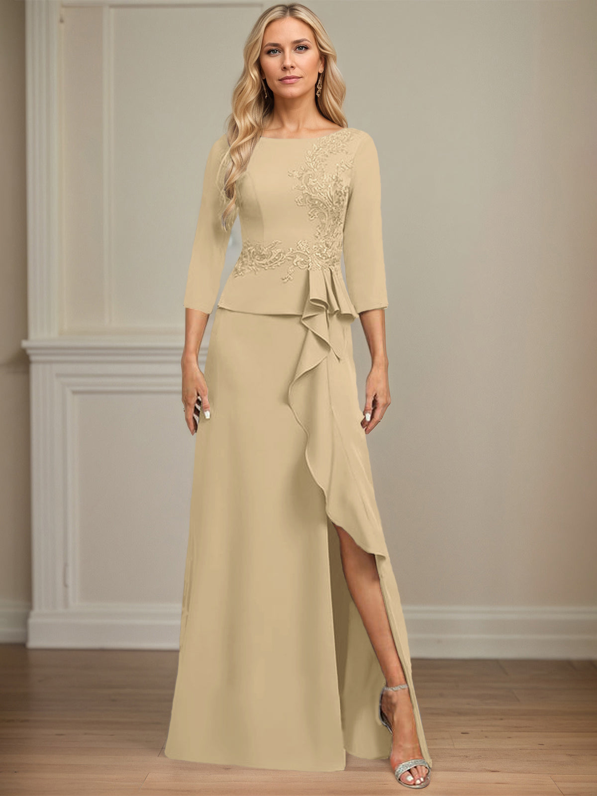 Eng anliegendes bodenlanges Kleid aus Stretch-Crêpe mit Rundhalsausschnitt, Säulenschnitt und kaskadierenden Rüschen-Applikationen