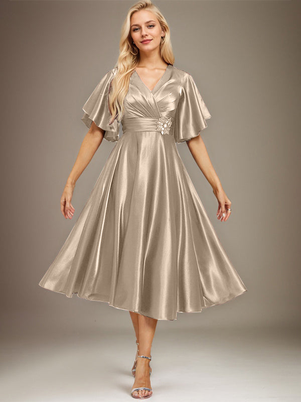 A-Linien V-Ausschnitt knielanges Stretch-Satin-Mutter-der-Braut-Kleid mit Perlen und Falten