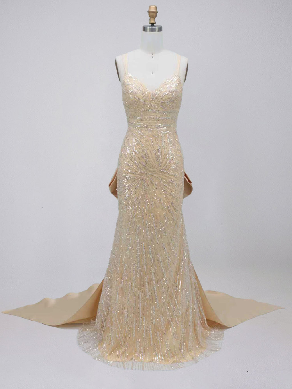 Abito da sera sirena in raso champagne oro con paillettes, strascico e fiocco