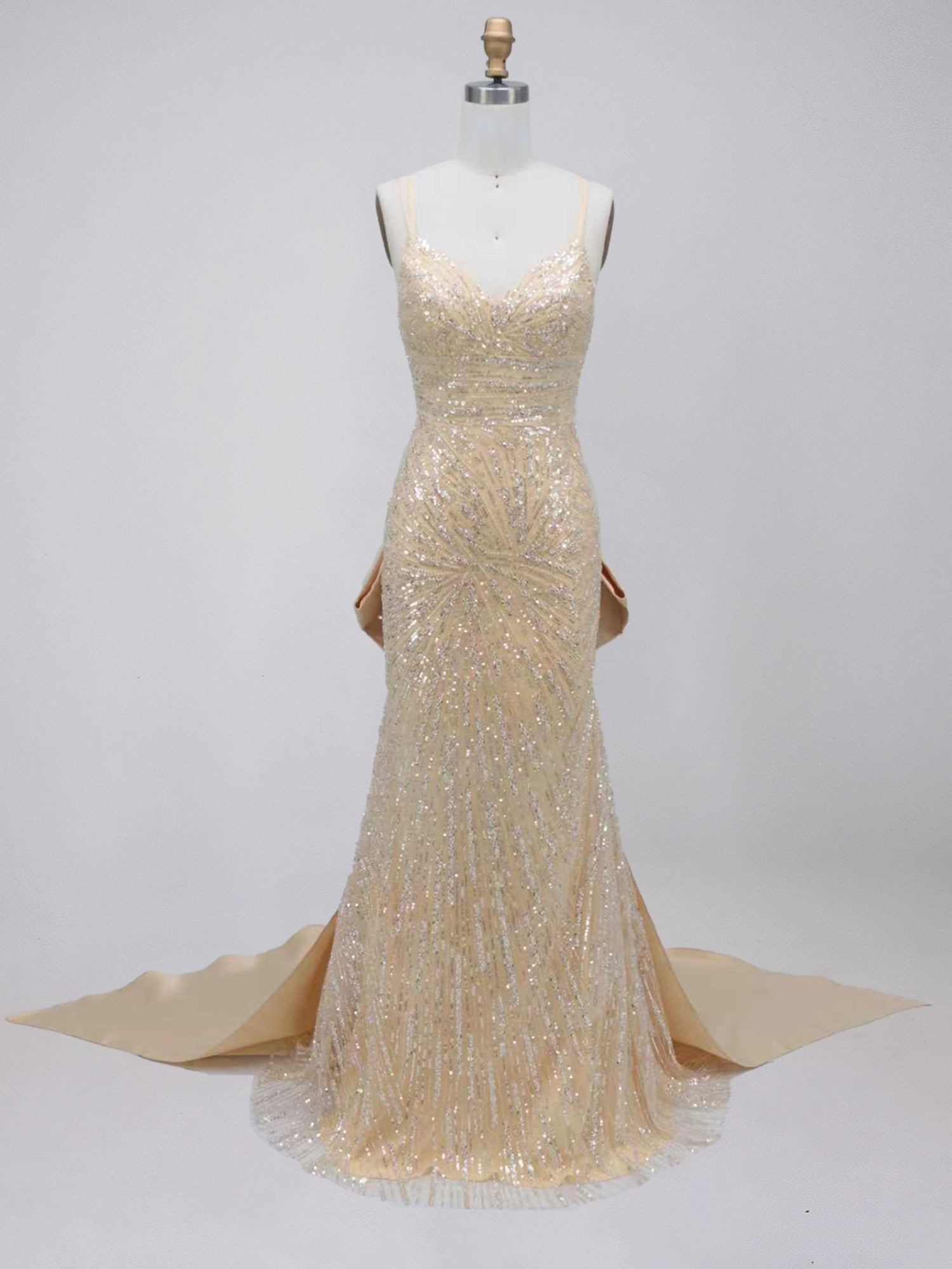 Abito da sera sirena in raso champagne oro con paillettes, strascico e fiocco