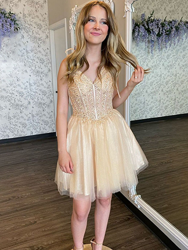 Vestido corto de regreso a casa línea A con escote en V y apliques