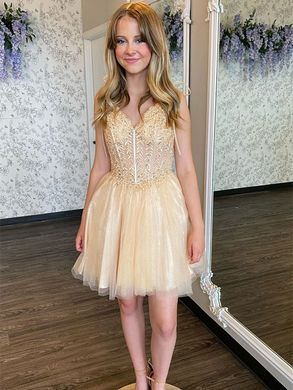 Vestido corto de regreso a casa línea A con escote en V y apliques