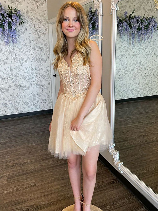 Vestido corto de regreso a casa línea A con escote en V y apliques