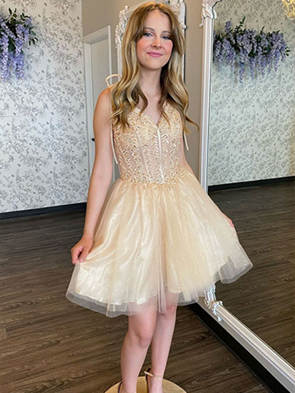 A-Linie V-Ausschnitt Kurzes Homecoming-Kleid mit Applikationen