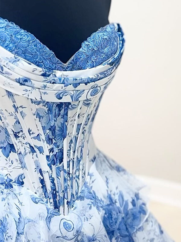 Robe de bal courte en ligne A sans bretelles avec décolleté cœur, appliques et volants