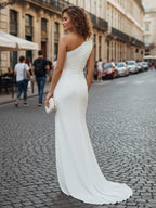 Vestido maxi de compromiso de playa de gasa con un solo hombro, fruncido y abertura