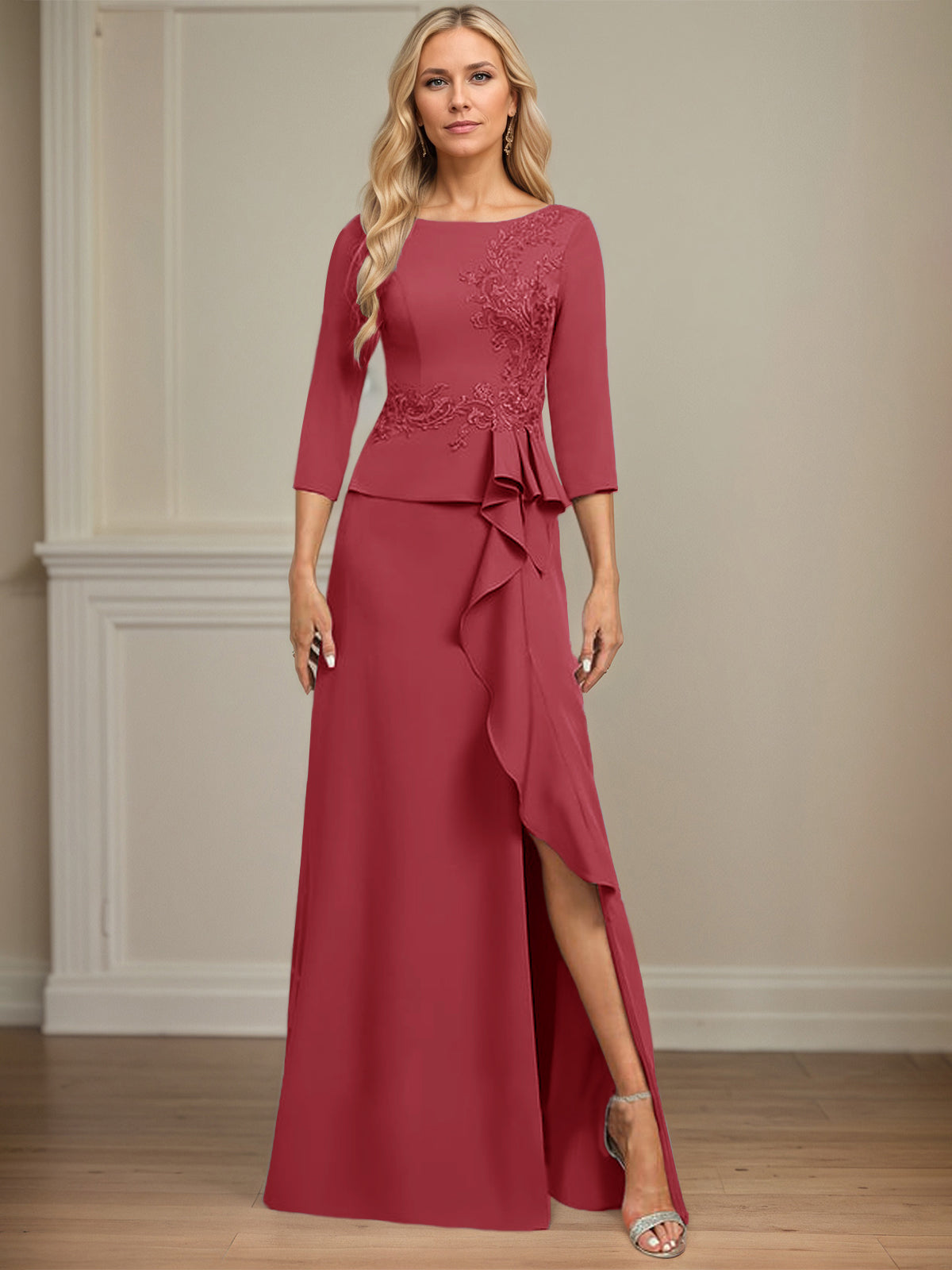 Eng anliegendes bodenlanges Kleid aus Stretch-Crêpe mit Rundhalsausschnitt, Säulenschnitt und kaskadierenden Rüschen-Applikationen