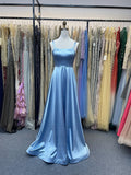 Vestido clássico de formatura em linha A com strass espalhados