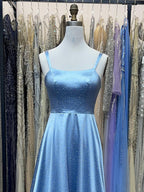 Vestido clássico de formatura em linha A com strass espalhados