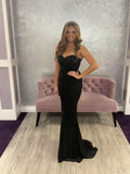 Klassisches schwarzes trägerloses Sweetheart-Abschlussballkleid mit Raffungen