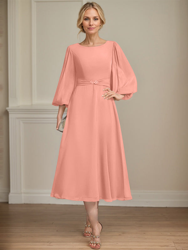 A-Linien Rundhals Tee-Länge Chiffon Kleid für die Brautmutter mit Kristallbrosche und Plissees